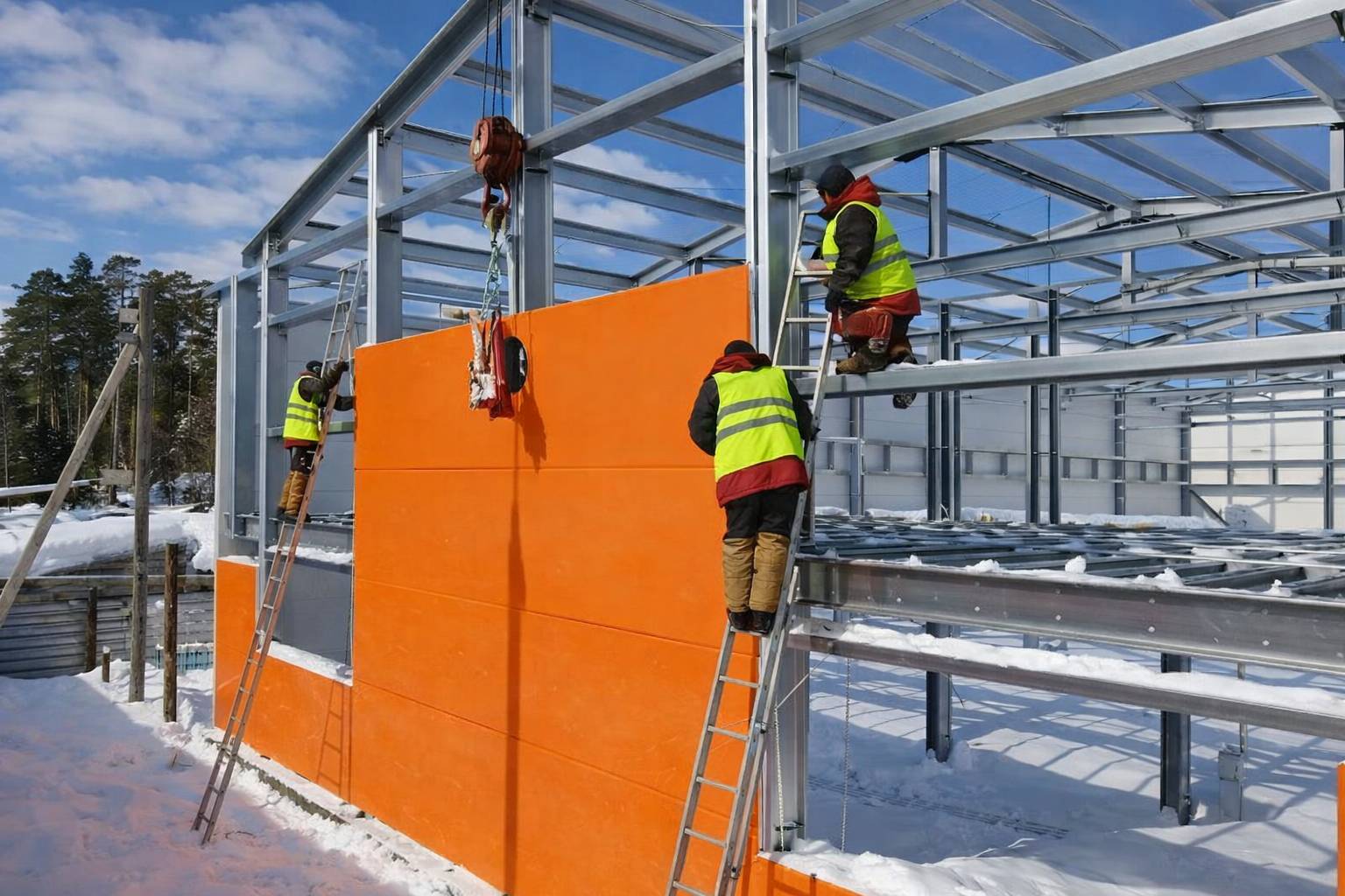 Монтаж гладких сэндвич-панелей на объекте